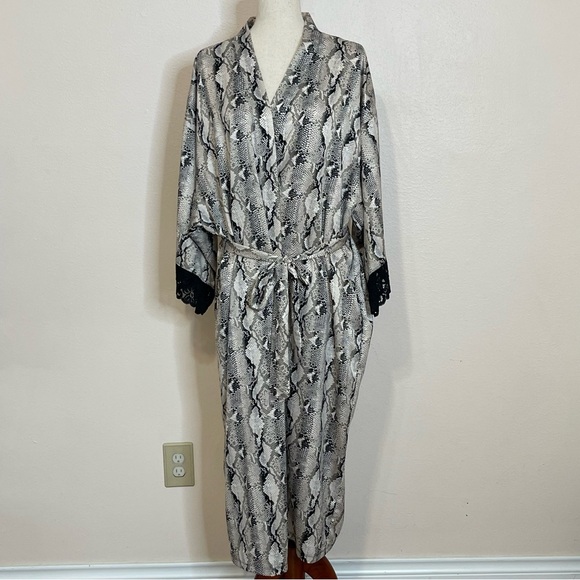 Torrid Snake Print Robe Size 2 - Picture 4 of 16